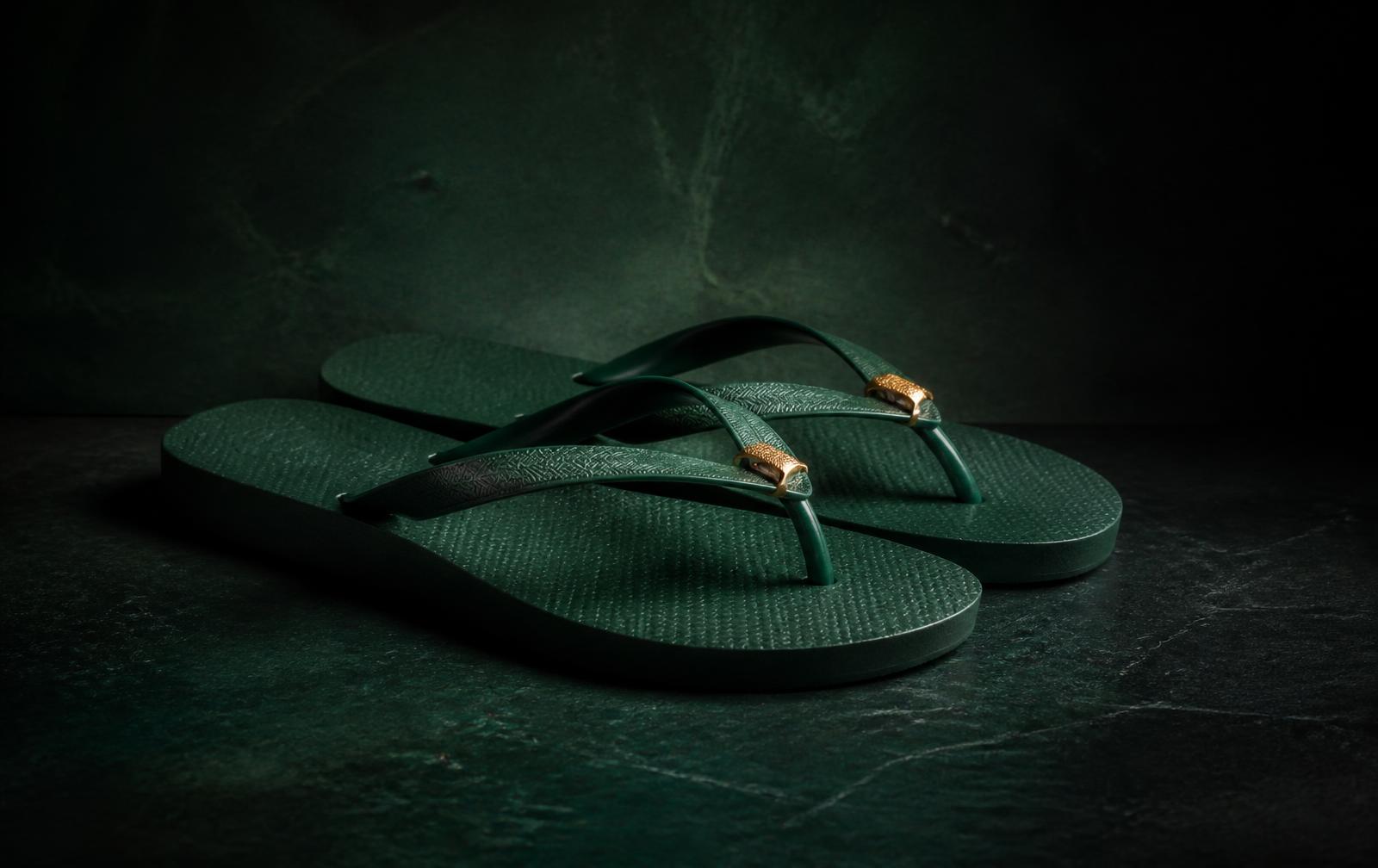 Par de chinelos verde escuro com detalhe dourado nas tiras